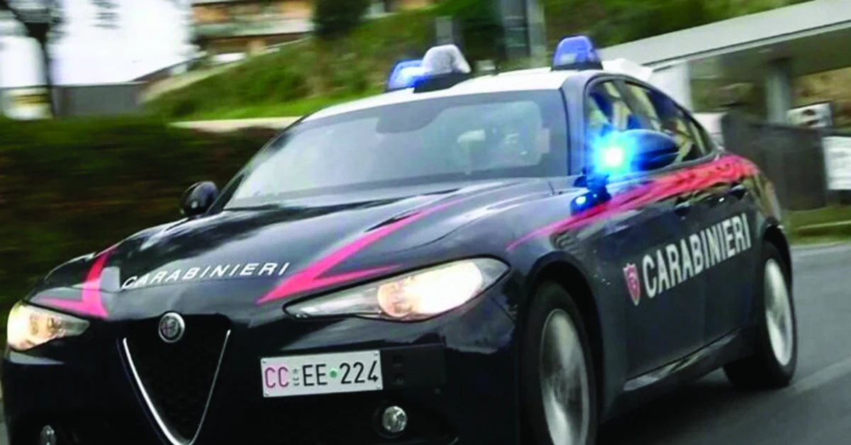 Carabinieri in un negozio del centro di Trapani dopo un arresto per furto di alcolici