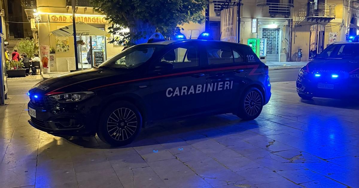 Auto dei Carabinieri durante controlli serali nel centro storico di Sciacca con lampeggianti blu accesi