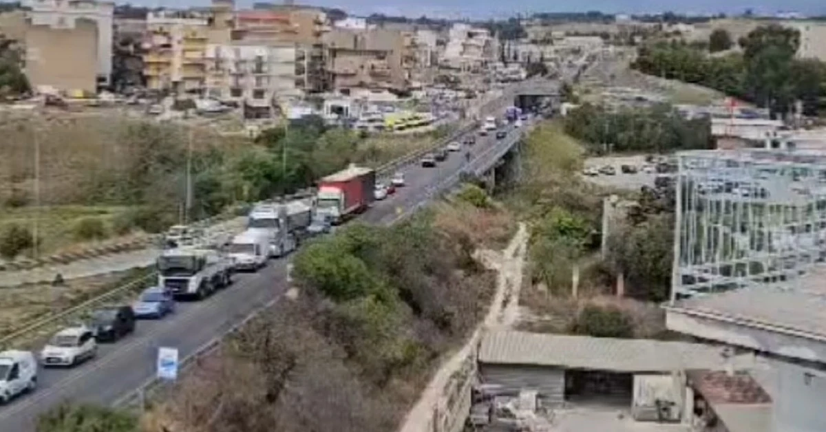 Traffico bloccato sulla statale 115 a Sciacca con lunghe code di auto, tir e camion vicino all'ospedale