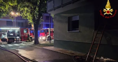 Incendio a Lucca in via Corsica, due morti e dodici evacuati nel quartiere San Vito