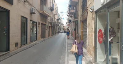 Almeno altre 4 attività lasciano via Licata a Sciacca, senza fine la desertificazione commerciale in centro (Video)