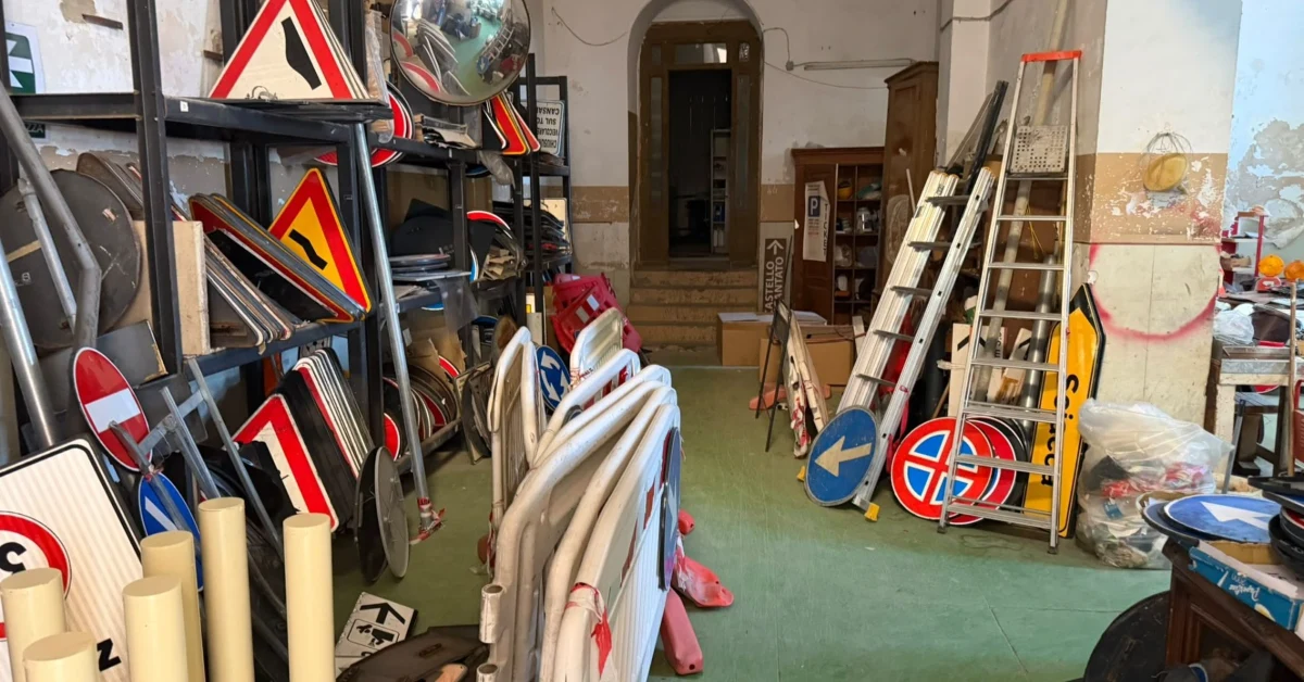 Magazzino segnaletica Comune di Sciacca danneggiato dopo raid vandalico