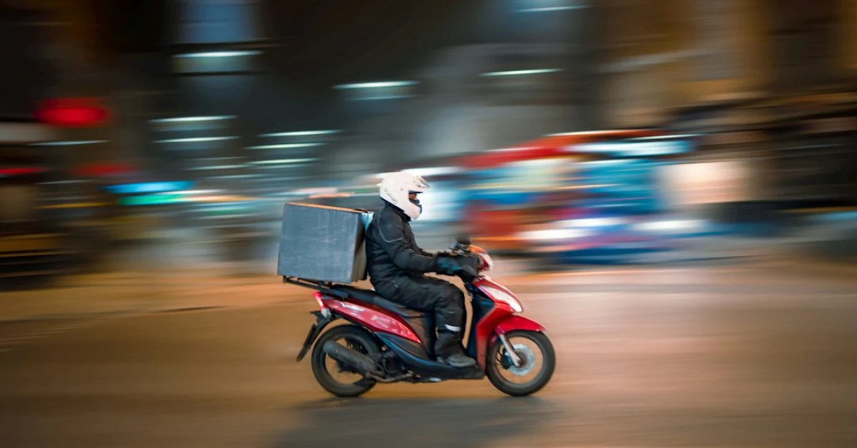 Rider Foodinho-Glovo in attesa tra un ordine e l'altro durante uno slot di lavoro
