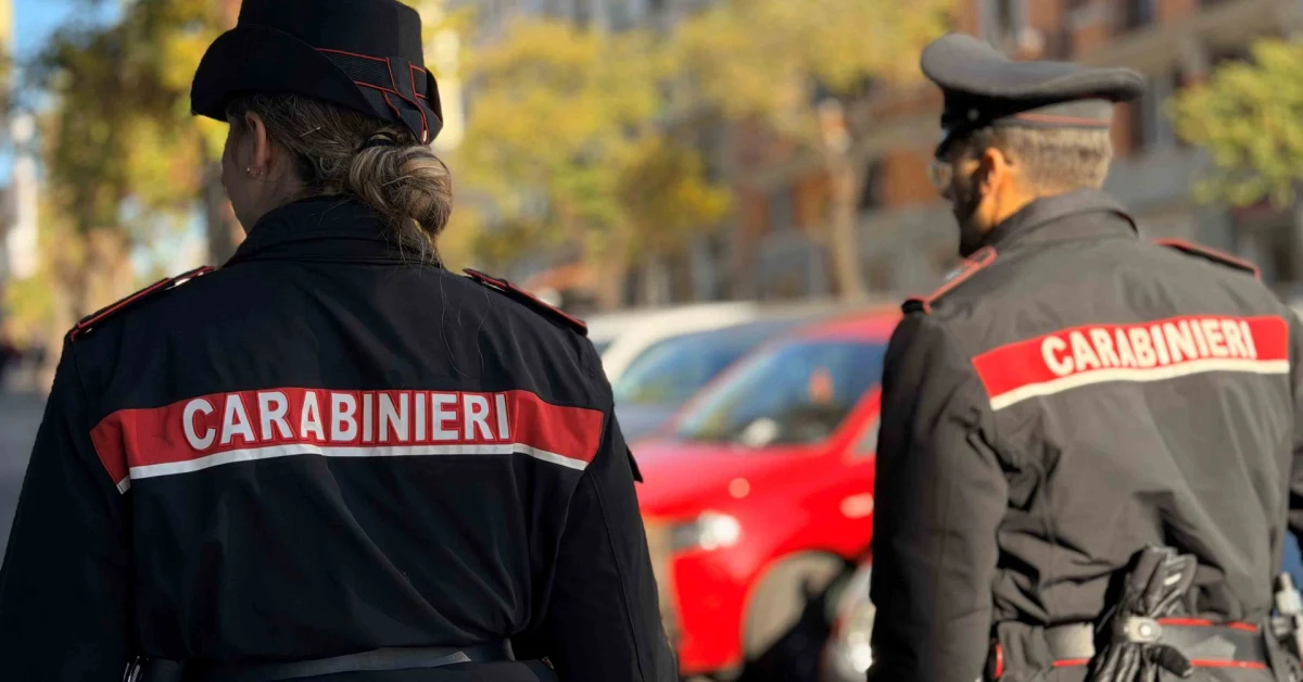 Porta di appartamento danneggiata con scritta minacciosa, simbolo di stalking e maltrattamenti a Napoli