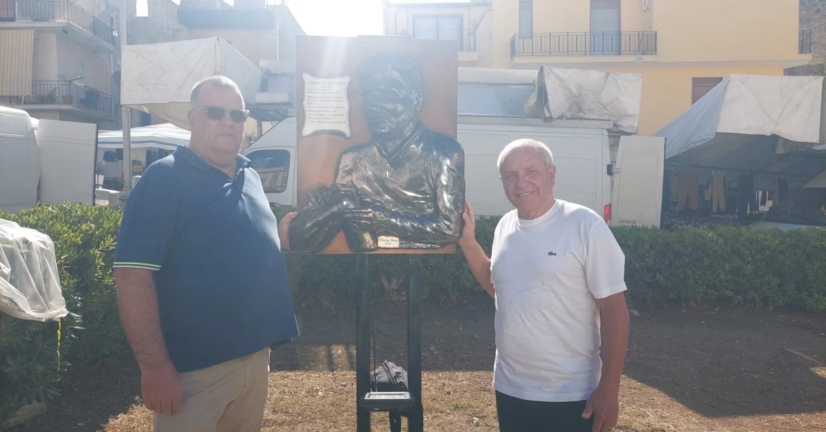 Scultura per U Zu Franciscu, Sciacca rende omaggio a Maniscalco (Video)