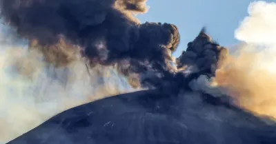 Etna, nube di cenere alta 4 chilometri: voli in arrivo sospesi a Catania fino alle 16