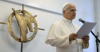 Papa Leone XIV a Parigi visita il centro migranti Santa Bakita e all'Istituto Cattolico incontra 200 catecumeni