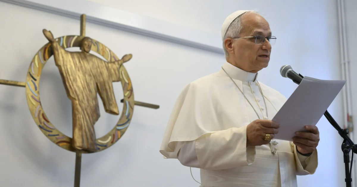 Papa Leone XIV in visita al Centro migranti Santa Bakita a Parigi durante il viaggio apostolico in Francia