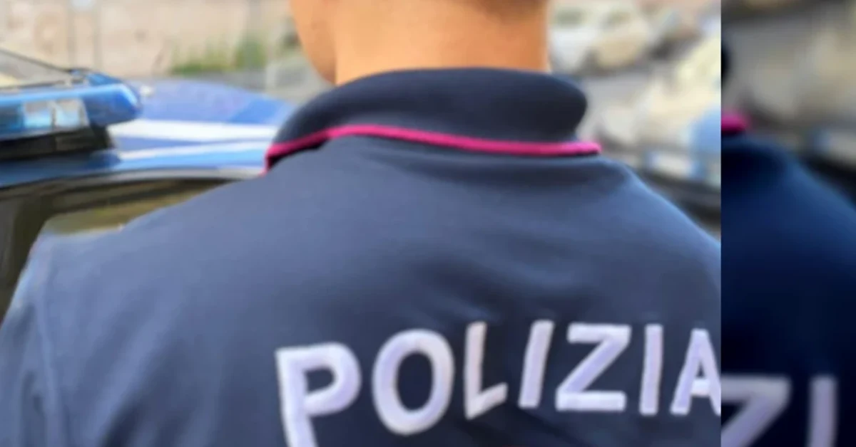 Polizia davanti al centro di accoglienza di Barcellona Pozzo di Gotto dopo una rissa tra migranti con cinque arresti