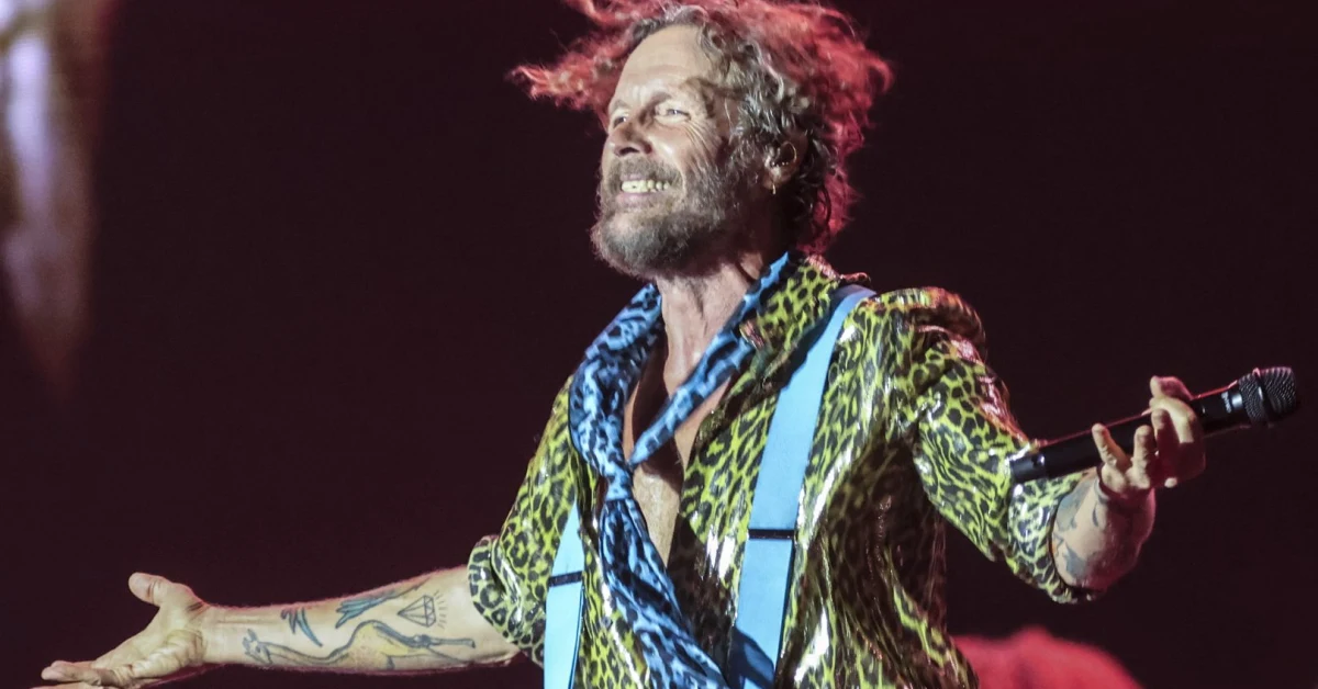 Jovanotti in sella alla bicicletta durante il Jova Summer Party, simbolo dei suoi 60 anni tra musica ed energia