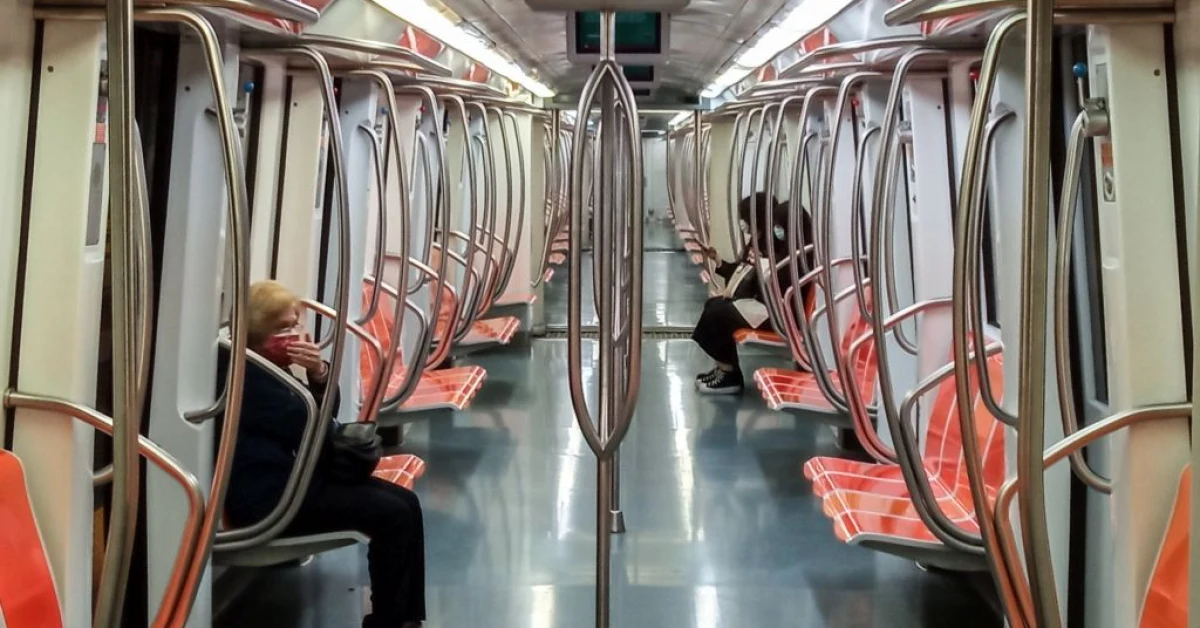 Stazione Garbatella metro B Roma con treno in transito e binari, scena di incidente ferroviario