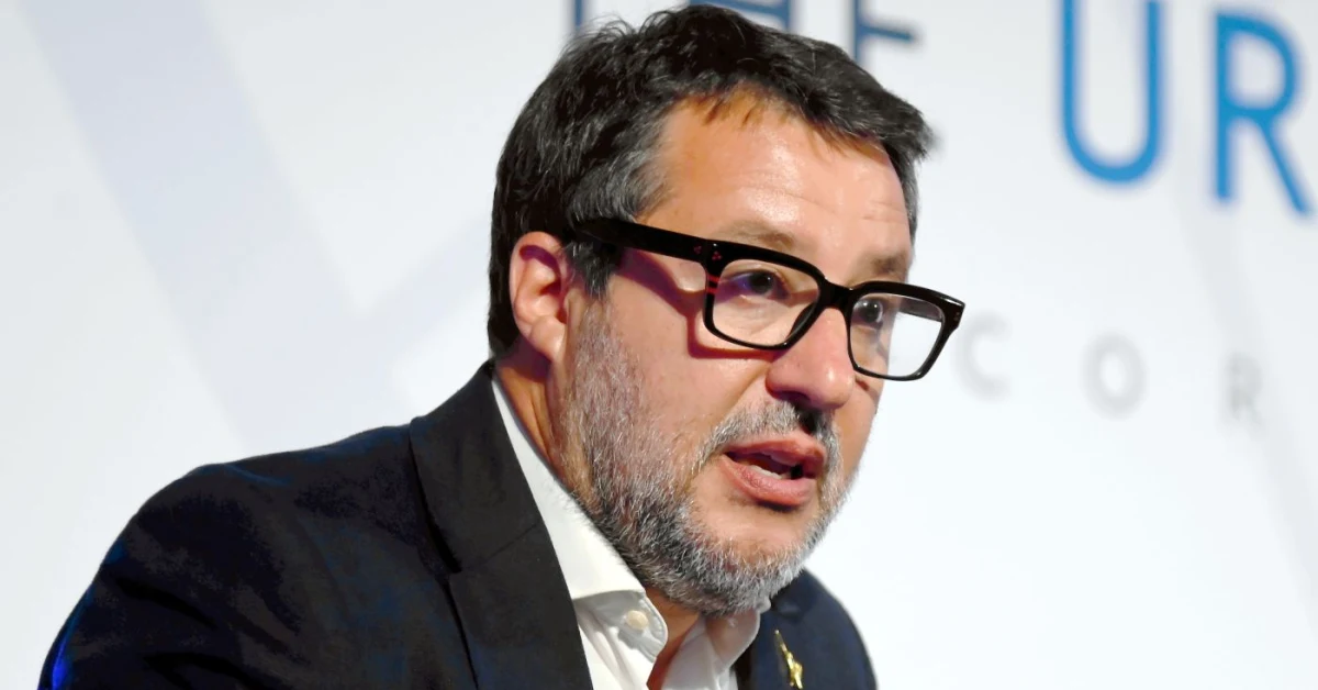 Matteo Salvini parla durante la cerimonia di intitolazione dell'aeroporto di Malpensa a Silvio Berlusconi