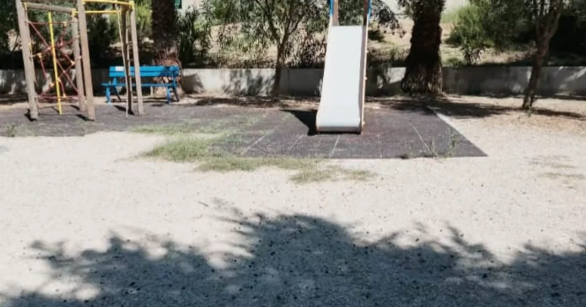 Parco giochi di via Nastasi con pavimentazione antitrauma danneggiata e avvallamenti, al centro della richiesta dei consiglieri