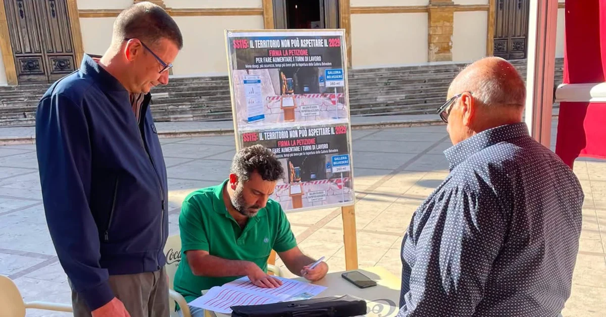 Raccolta firme a Sciacca per la Galleria Belvedere: banchetto in piazza con cittadini e consiglieri