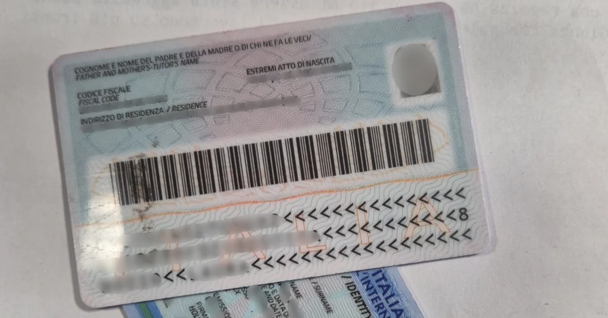 Va in caserma per denunciare lo smarrimento del libretto ma la carta d’identità è manomessa, denunciato