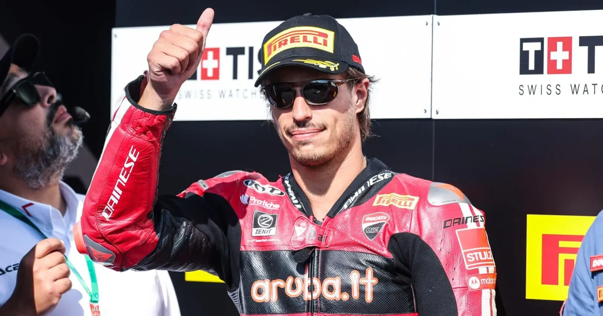 Nicolò Bulega esulta con la Ducati dopo aver vinto il Mondiale Superbike 2026 a Cremona