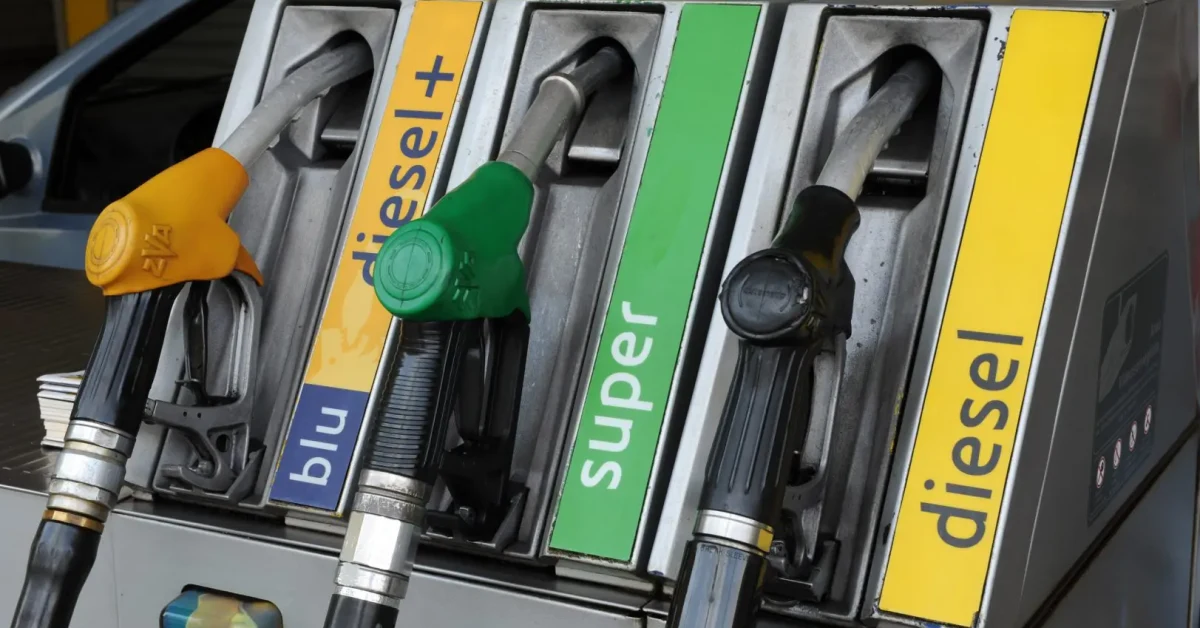 Stazione di servizio IP con cartellone prezzi carburanti e logo aziendale