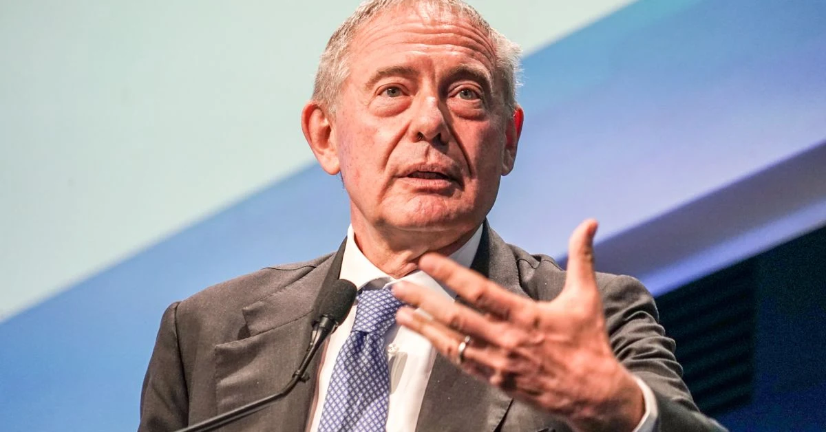 Adolfo Urso, ministro delle Imprese e del Made in Italy, in un'immagine che illustra il tema dei prezzi dei carburanti