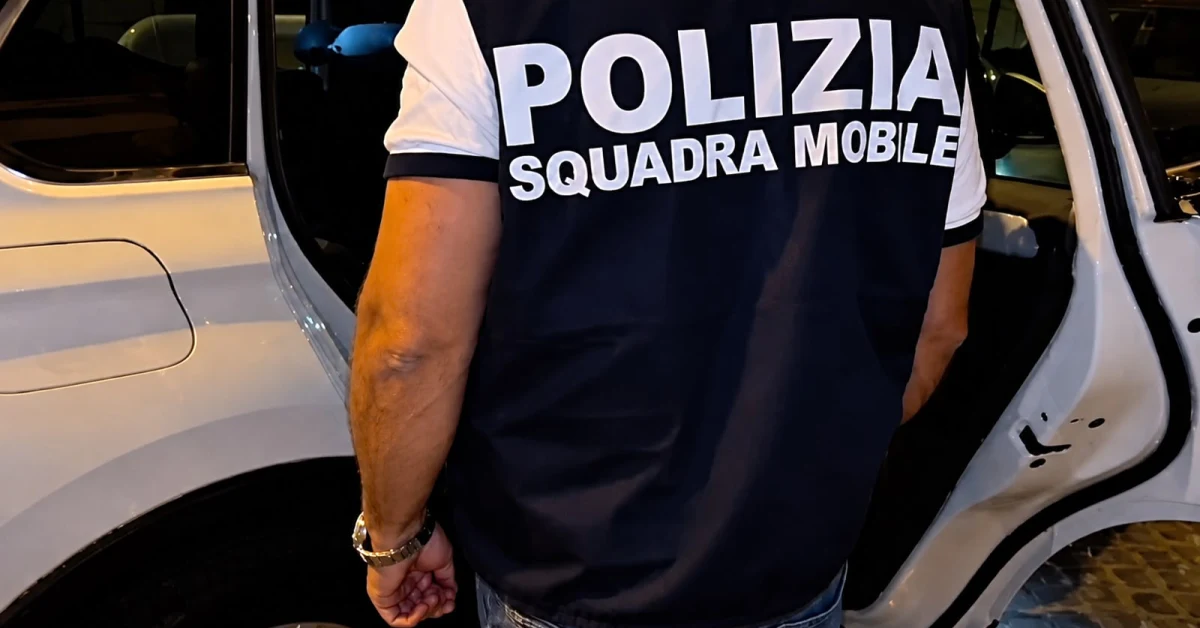 Auto in sosta nel parcheggio di via Tuscolana a Roma, scena di tentato furto d'auto