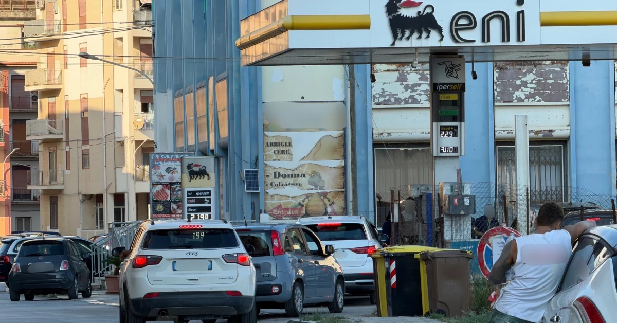Carburanti, in vigore il tetto per Eni e code anche ai distributori di Sciacca