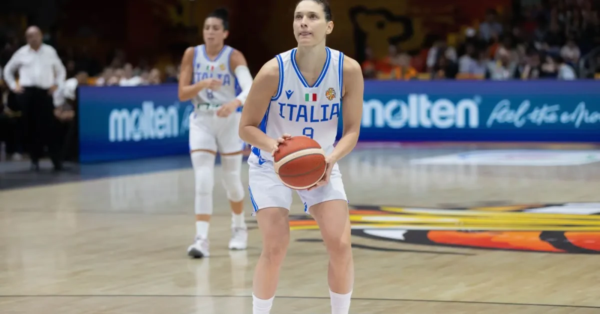 Cecilia Zandalasini in azione con le Golden State Valkyries durante gara 1 dei play-off WNBA contro Dallas