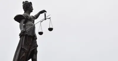 Aggredì un anziano al cimitero per rapinarlo: la Procura chiede il processo