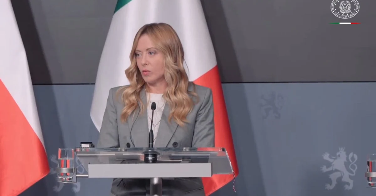 Giorgia Meloni alla conferenza stampa a Praga con il premier ceco Babis sul caso Regeni e caro energia