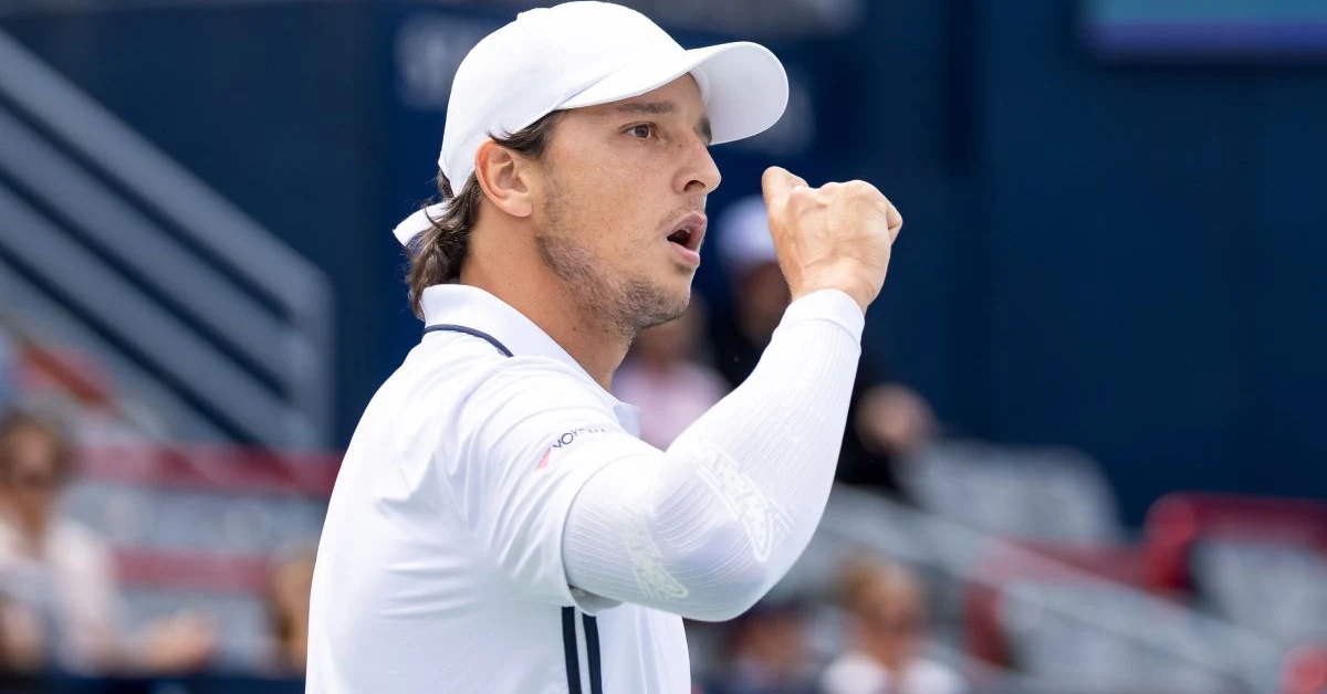 Luciano Darderi esulta dopo la vittoria su Casper Ruud al primo turno dell'ATP 500 di Tokyo