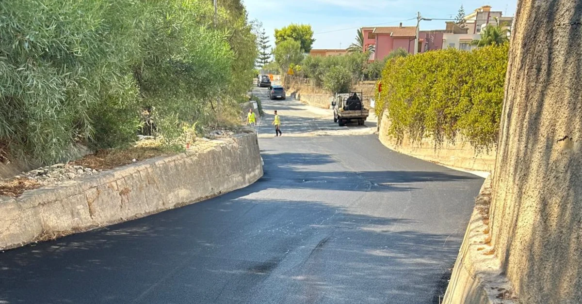 Cantiere per la nuova pavimentazione in via Ghezzi a Sciacca, quartiere Sovareto