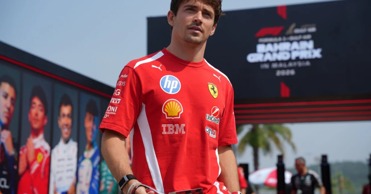 Charles Leclerc e Lewis Hamilton in tuta Ferrari parlano ai media nel paddock del circuito di Sepang prima del GP del Bahrain