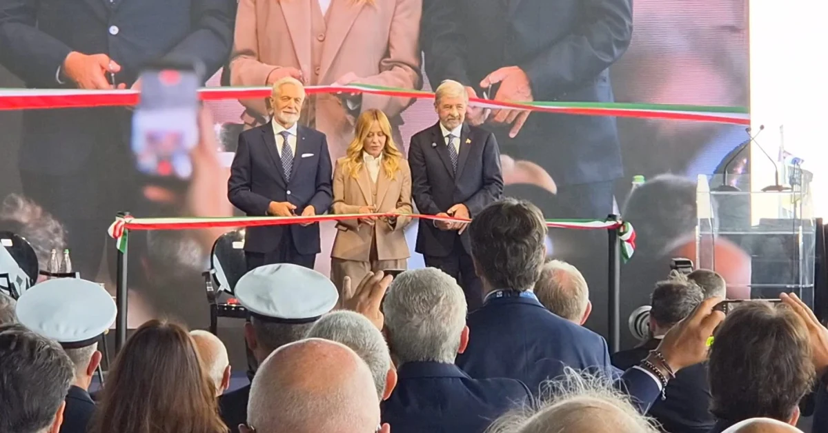 Palco del Salone Nautico di Genova con taglio del nastro e autorità durante la cerimonia inaugurale