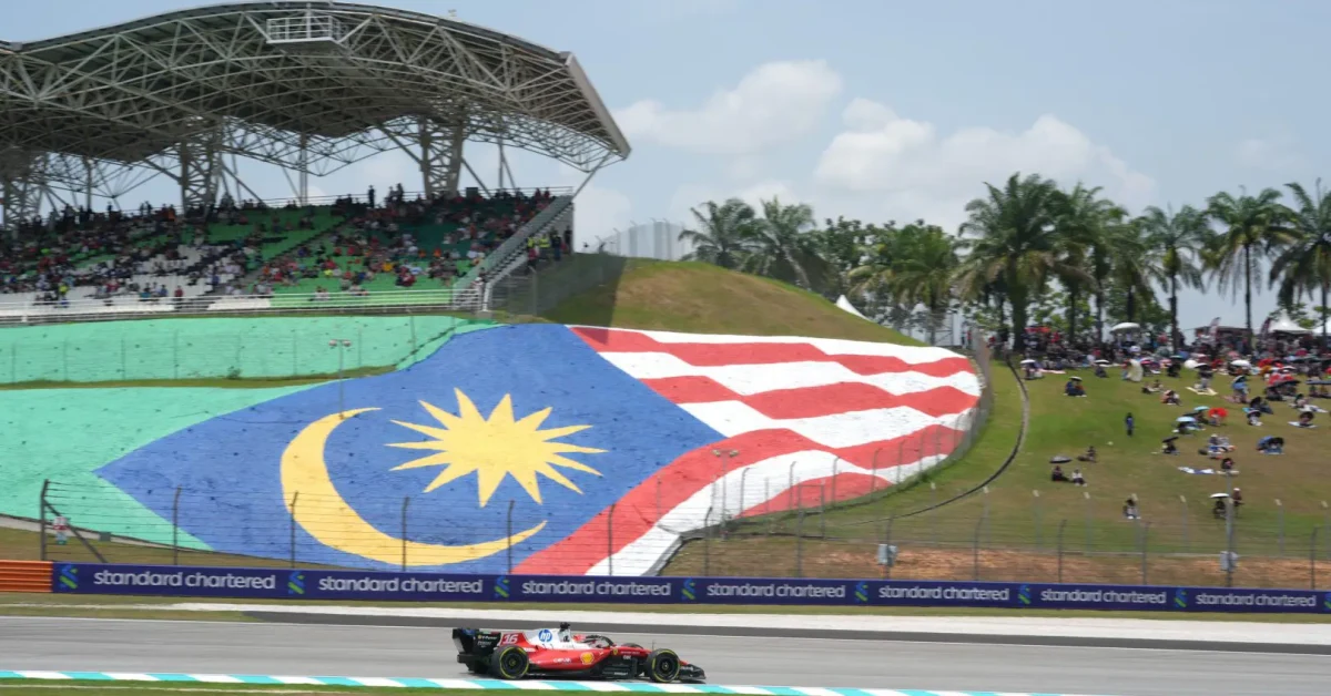 Charles Leclerc in Ferrari durante le prove libere del GP di Sepang con il miglior tempo