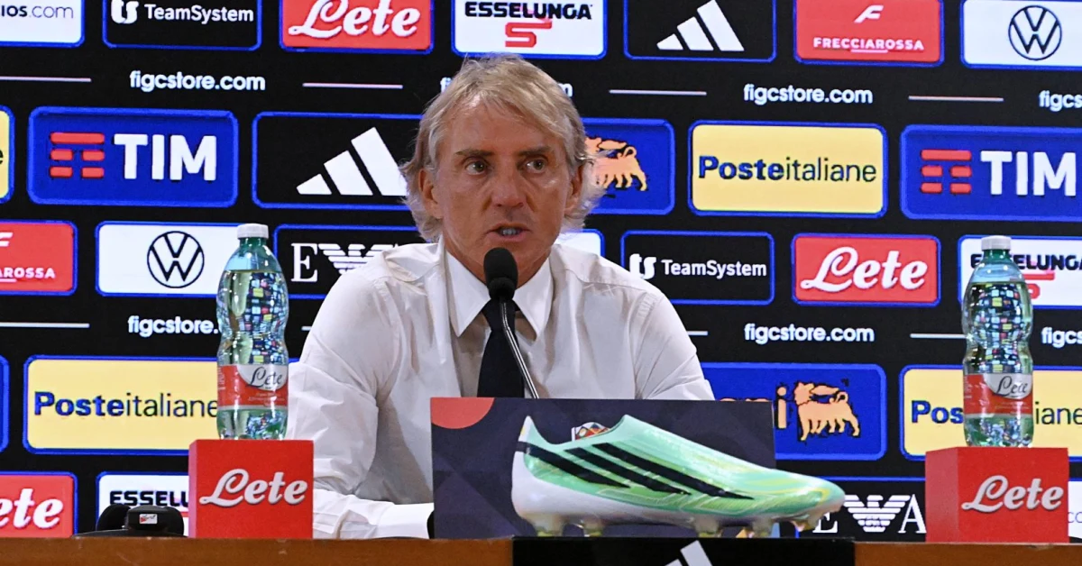Roberto Mancini, ct dell'Italia, durante la conferenza stampa a Parigi prima della sfida contro la Francia allo Stade de France