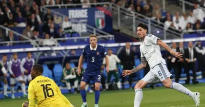 Francia-Italia 1-1, Bastoni risponde a Olise su punizione