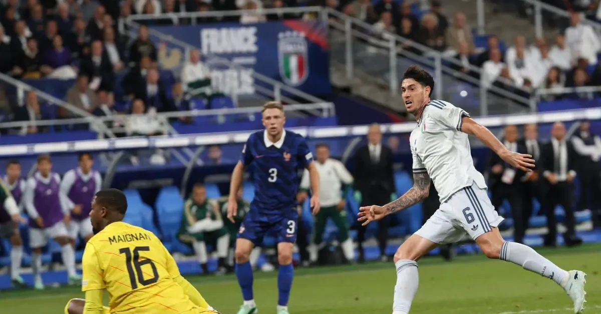 Bastoni esulta dopo il gol del pareggio Italia 1-1 contro la Francia allo Stade de France