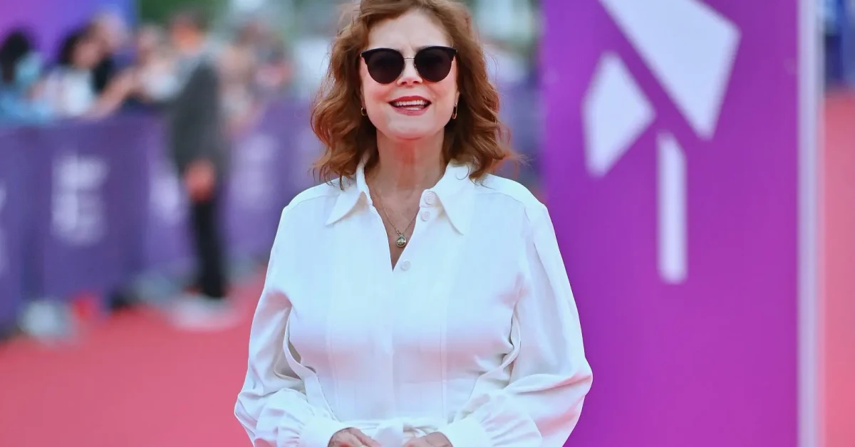 Susan Sarandon a una manifestazione, simbolo del suo attivismo e della sua carriera da Oscar