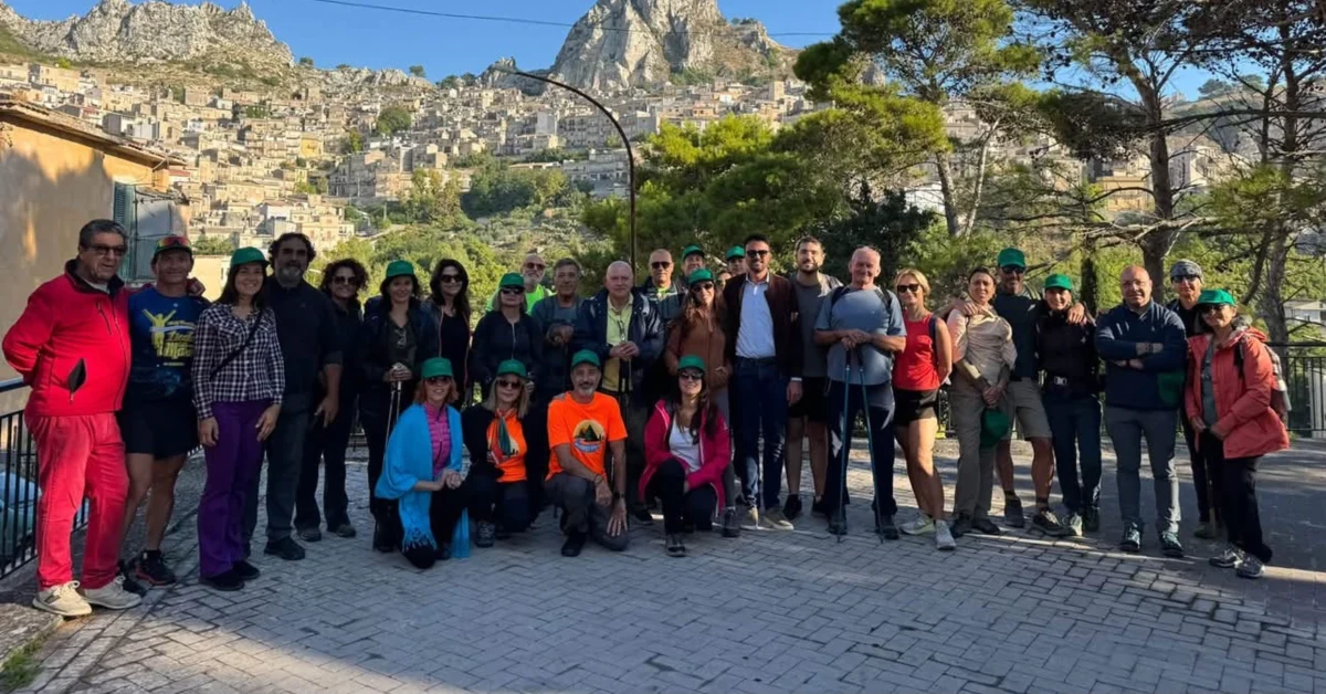 Camminatori sulle orme di San Bernardo da Caltabellotta a Sciacca tra paesaggi siciliani