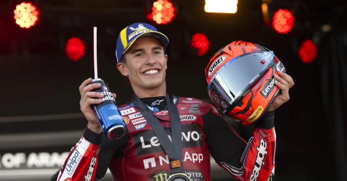 Marc Marquez esulta sul podio del GP del Giappone a Motegi dopo la vittoria su Ducati