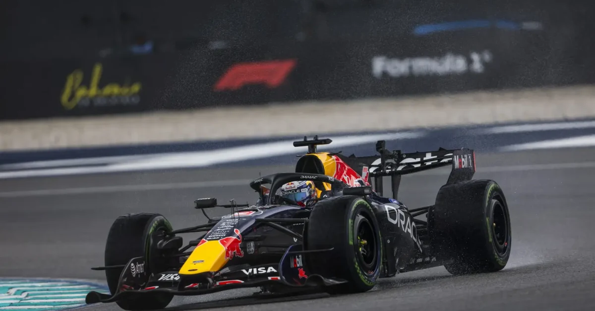 Max Verstappen esulta sul podio del GP di Malesia a Sepang 2025 con Antonelli e Hamilton