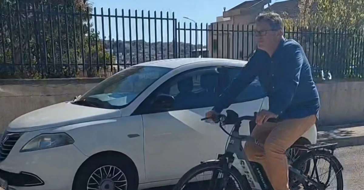 Ingegnere in bici elettrica nel centro urbano di Sciacca per evitare traffico e caro benzina