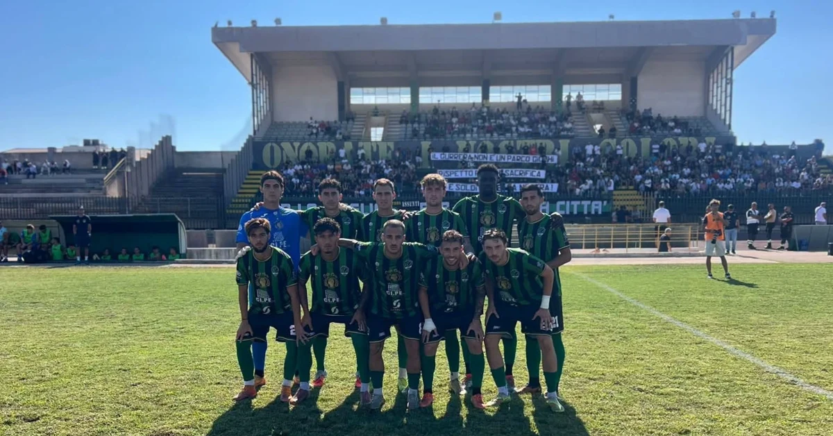 Calciatori dello Sciacca delusi dopo la sconfitta per 2-1 contro l'Alcamo allo stadio Gurrera