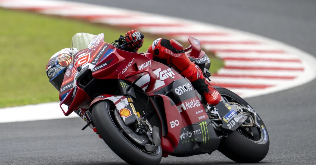 Marc Marquez esulta sul podio a Motegi dopo la vittoria nella Sprint del GP del Giappone MotoGP