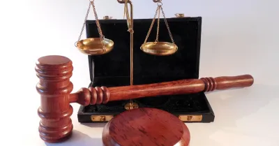 Cassazione sentenza 24860, madre decaduta per ambiente nocivo ai figli