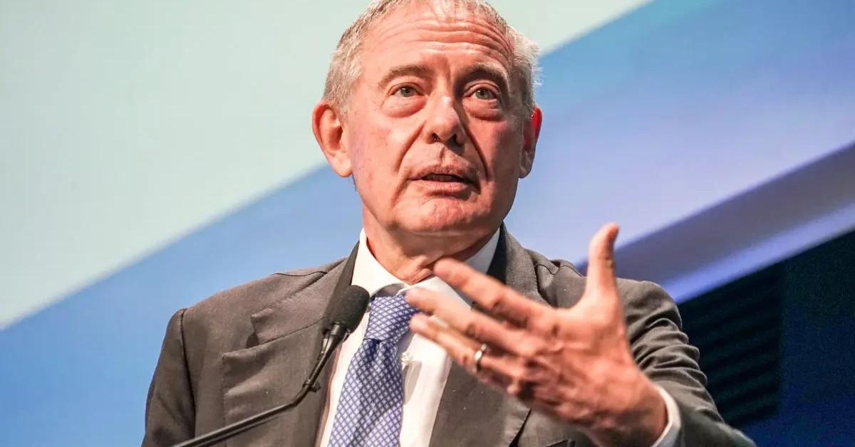 Adolfo Urso, ministro delle Imprese, durante un intervento istituzionale sul caro carburanti