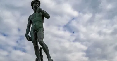Bombola di gas sotto il David a Firenze, allarme rientrato e area riaperta