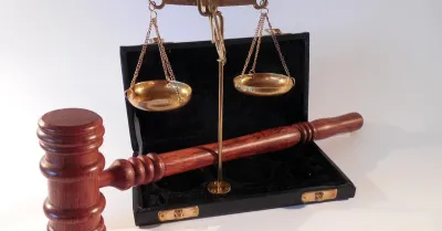 Schiaffo sul sedere non consensuale, la Cassazione conferma condanna per violenza sessuale e risarcimento danni
