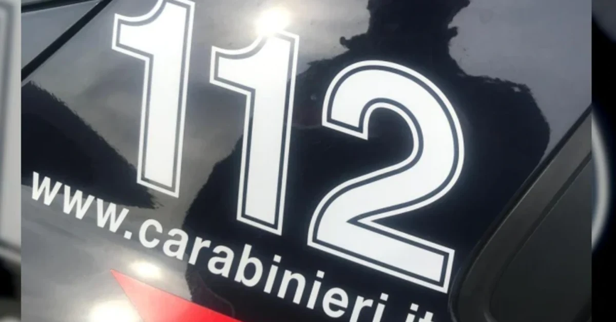 Uomo in manette scortato dai carabinieri dopo arresto per violenza sessuale a Palermo