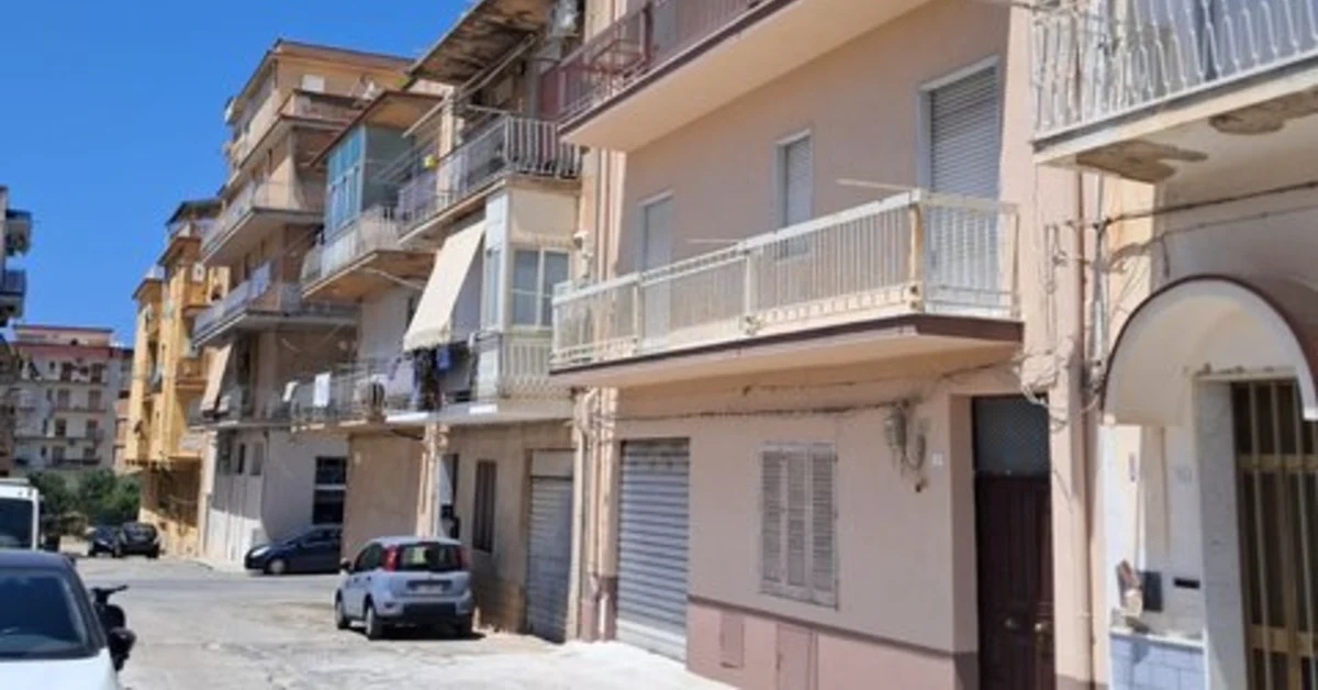 Perdite d'acqua sulla strada in via dei Salici e via Sallustio con asfalto danneggiato