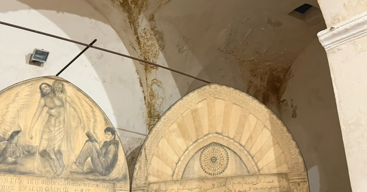Sala Blasco del Comune di Sciacca in degrado: umidità, intonaco rovinato e materiali accatastati