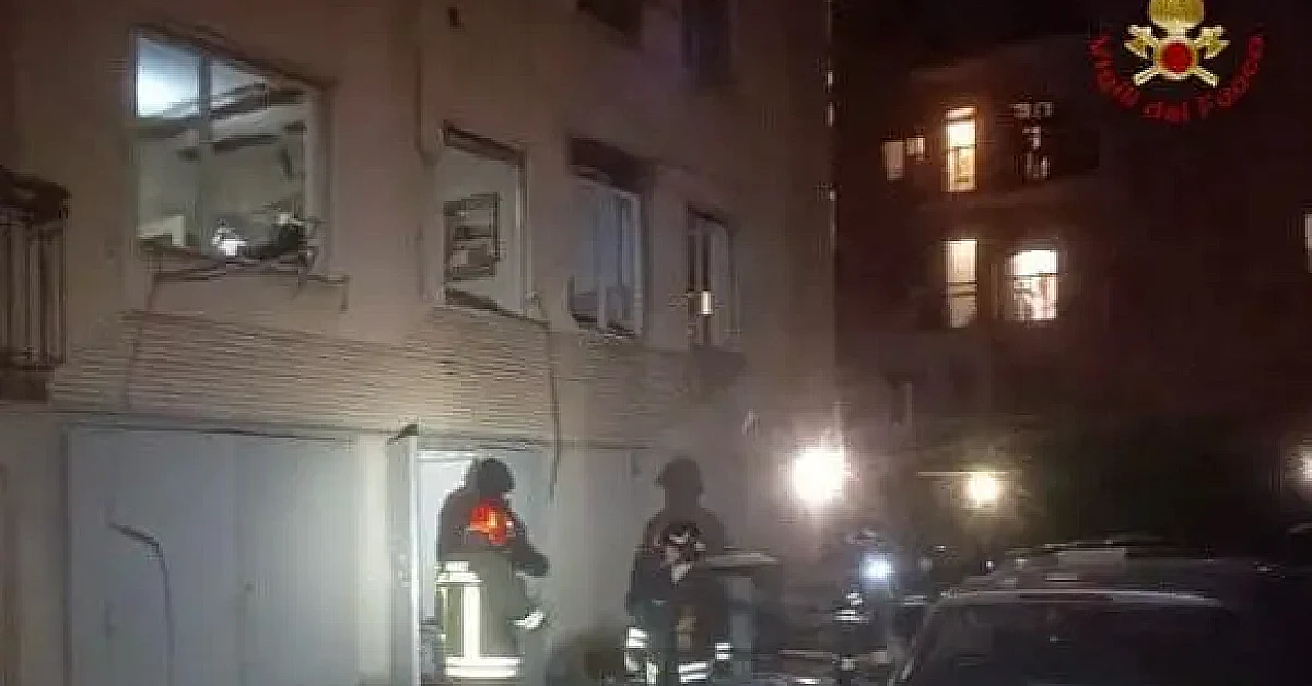 Soccorritori e Vigili del Fuoco davanti al condominio di Bergamo dopo l'esplosione e il crollo del solaio in Borgo Santa Caterina